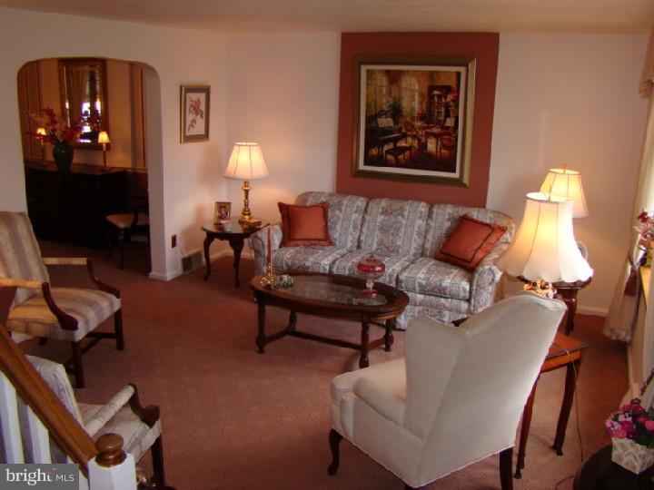 629 Topsfield Road Hatboro, PA 19040 - Photo 5 of 25 Living Room
