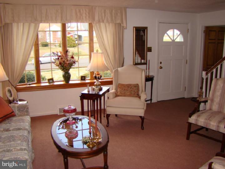 629 Topsfield Road Hatboro, PA 19040 - Photo 6 of 25 Living Room