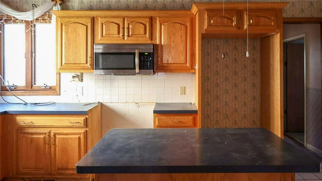 203 South Sycamore Street Iola, KS 66749 - Photo 9 of 19