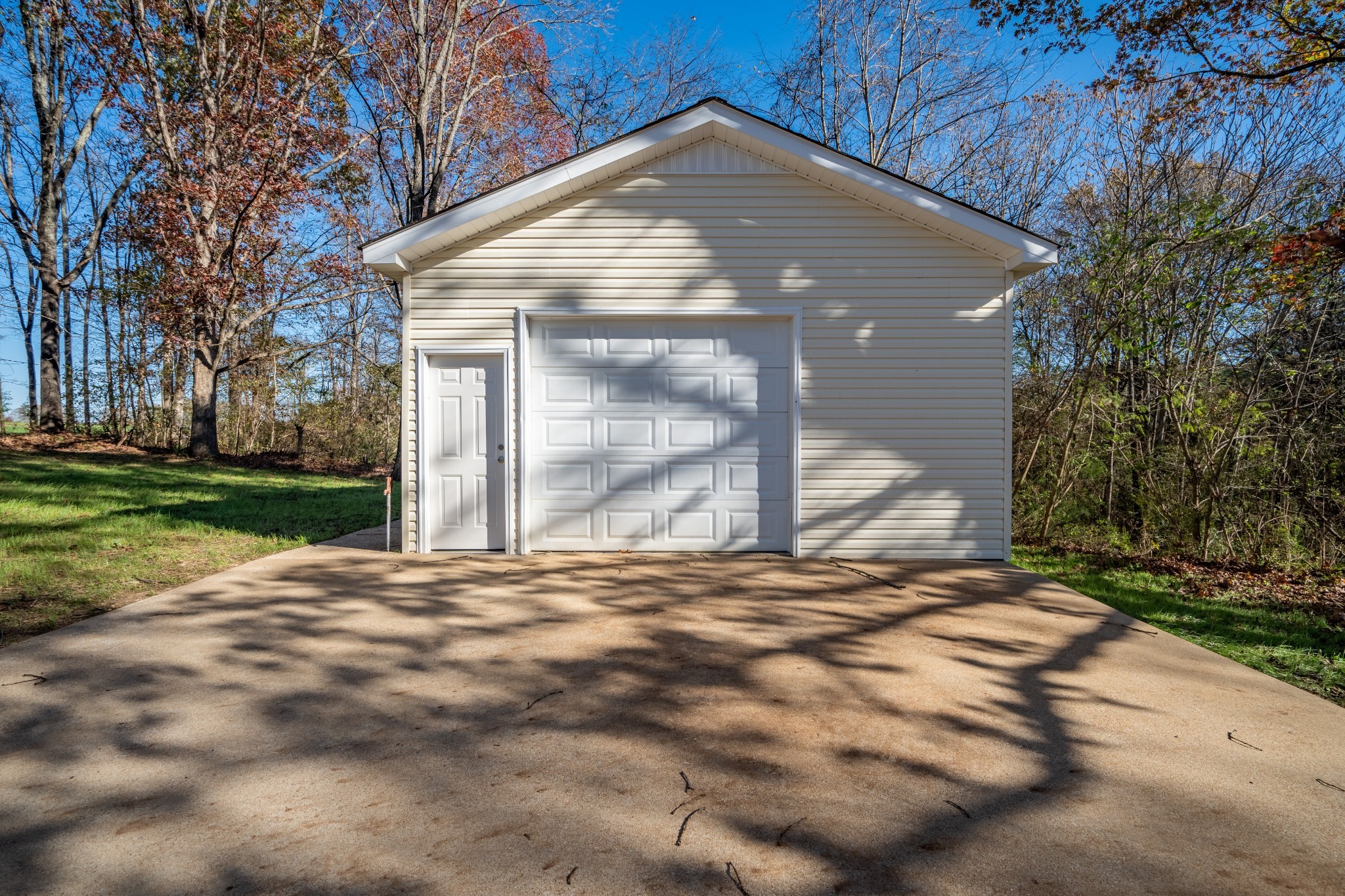 3993 Clanton Road Lawrenceburg, TN 38464 - Photo 23 of 24 a backyard of a house