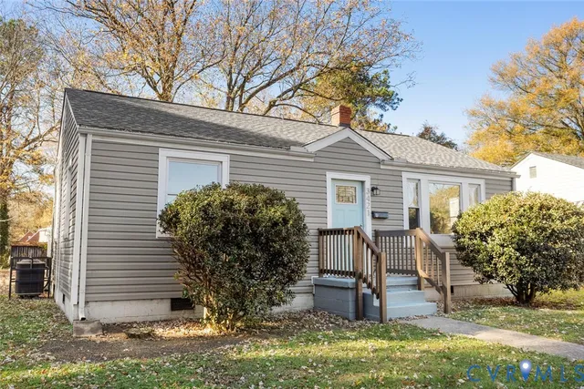 a view of a house with backyard and porch