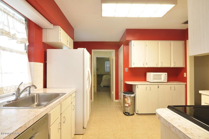 922 Valencia Road South Daytona, FL 32119 - Photo 20 of 31 kitchen