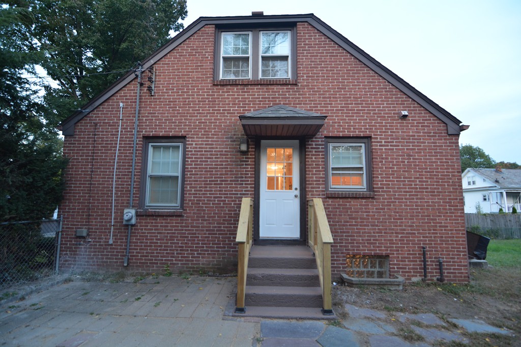 17 Hartley Street Springfield, MA 01104 - Photo 2 of 11 Gallery Image 2