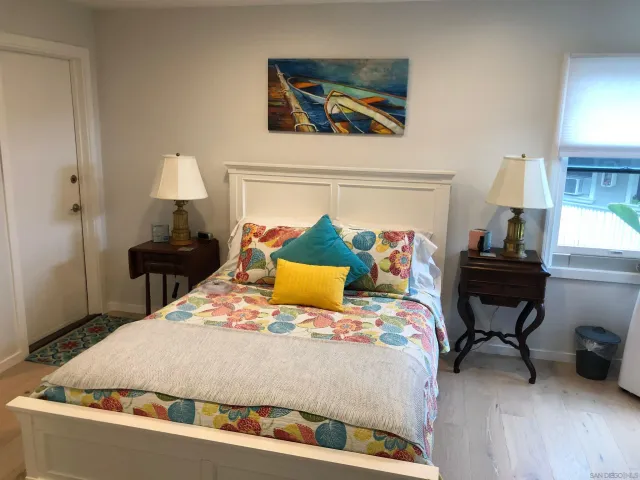 a view of sitting area with furniture