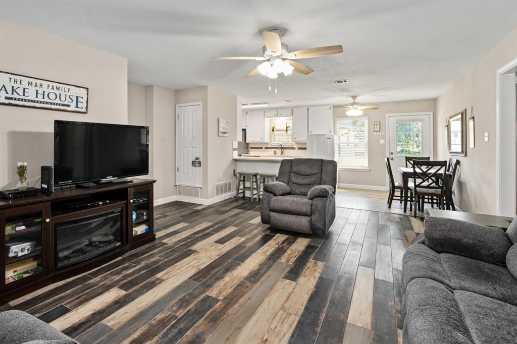 302 Santa Rosa Road, Unit R Trinidad, TX 75163 - Photo 11 of 23 a living room with furniture and a flat screen tv