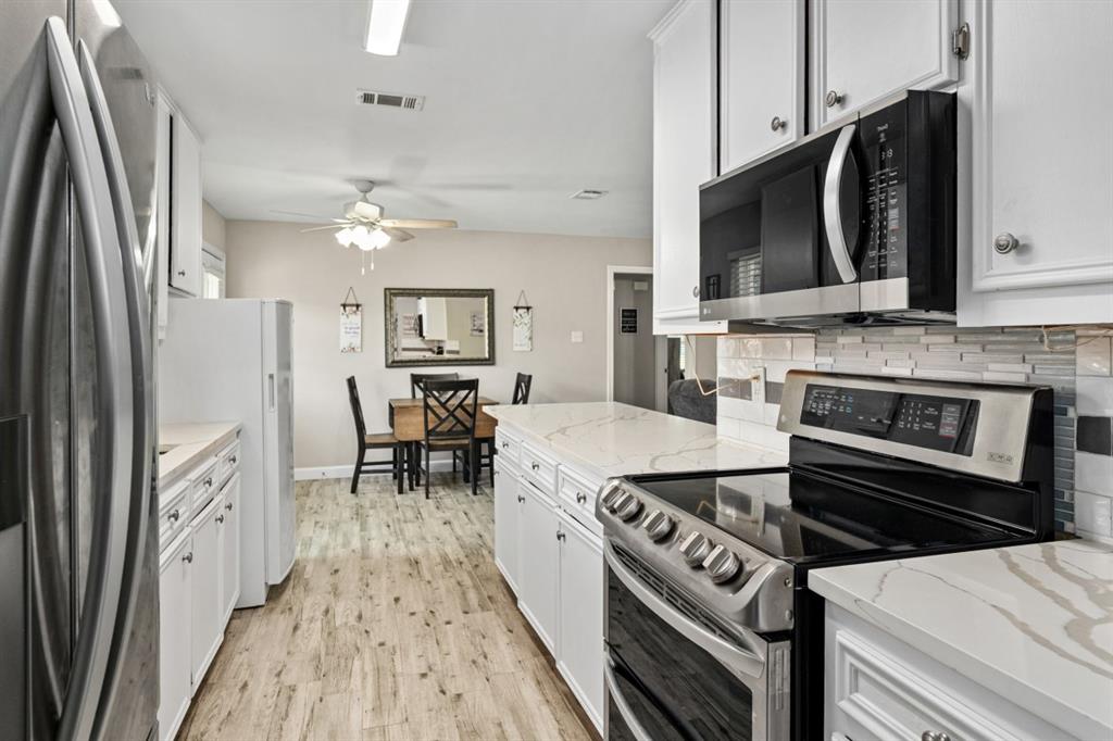 302 Santa Rosa Road, Unit R Trinidad, TX 75163 - Photo 17 of 23 a kitchen with a stove and a microwave