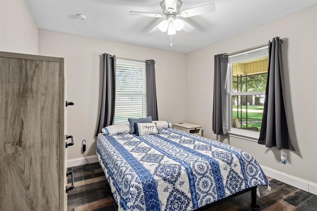 302 Santa Rosa Road, Unit R Trinidad, TX 75163 - Photo 19 of 23 a bedroom with a bed and a flat tv screen