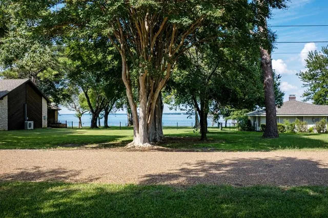 a view of a yard with a house