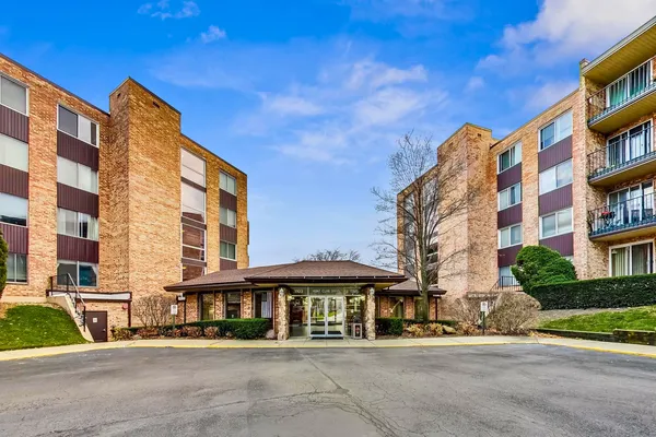 $265,000 | 1101 Hunt Club Drive, Unit 204, Mount Prospect, IL 60056