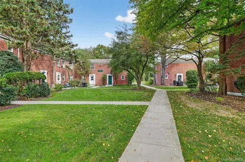 $329,000 | 11 Fieldstone Drive, Unit 130, Hartsdale, NY 10530