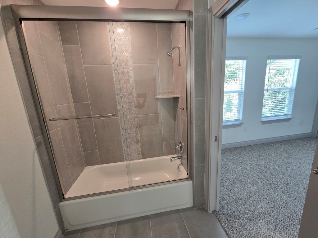 2105 Tiger Trail, Unit 702 Round Rock, TX 78664 - Photo 17 of 22 a bathroom with a bathtub