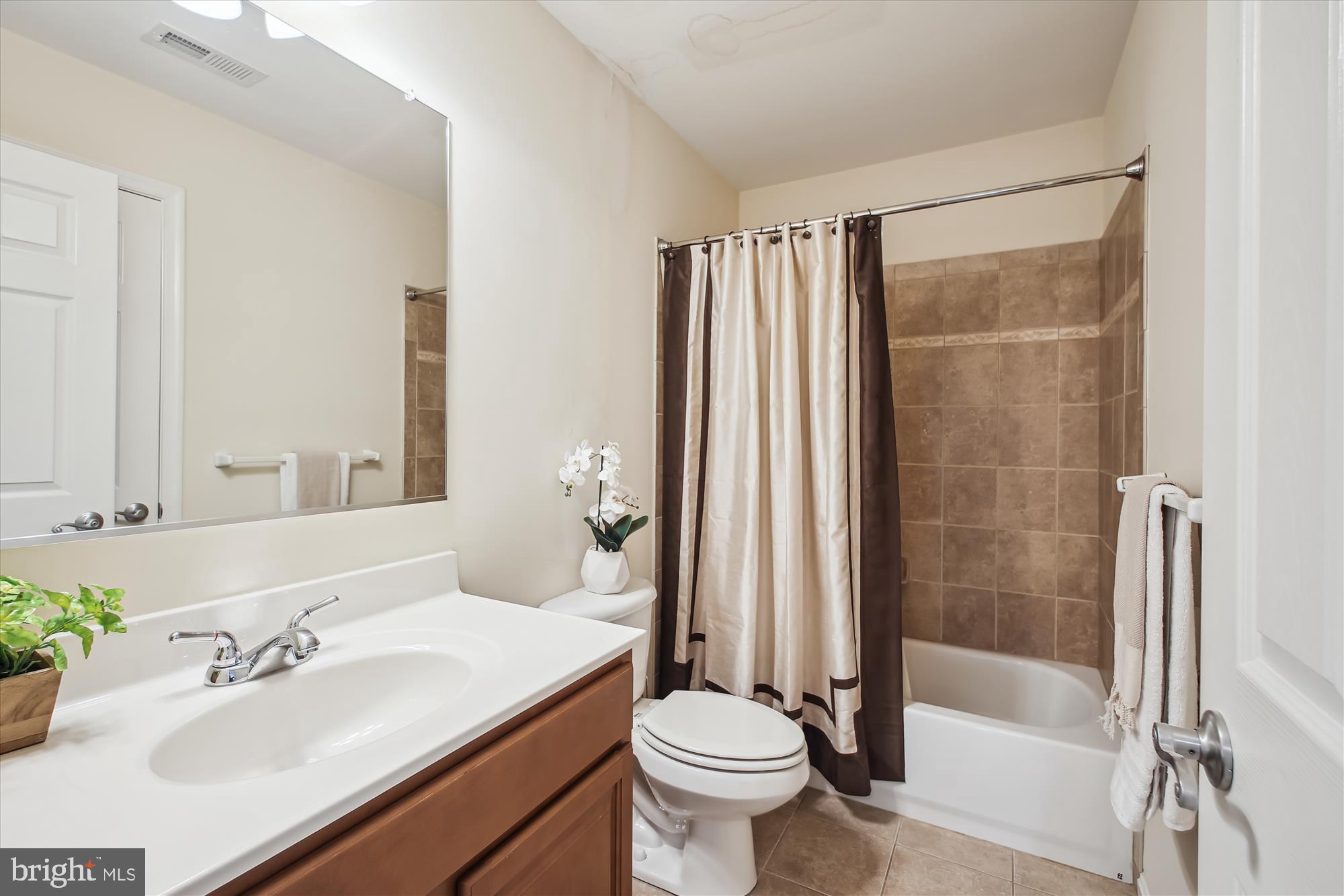 8205 New Cut Road Severn, MD 21144 - Photo 37 of 52 Full bathroom on second level