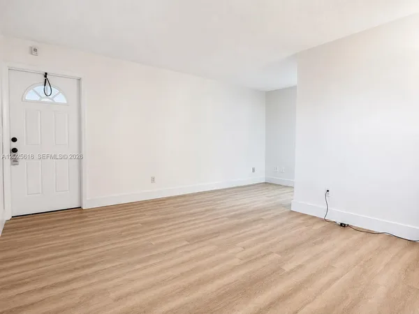 $1,600 | 421 Northeast 1st Street, Unit 221, Hallandale Beach, FL 33009