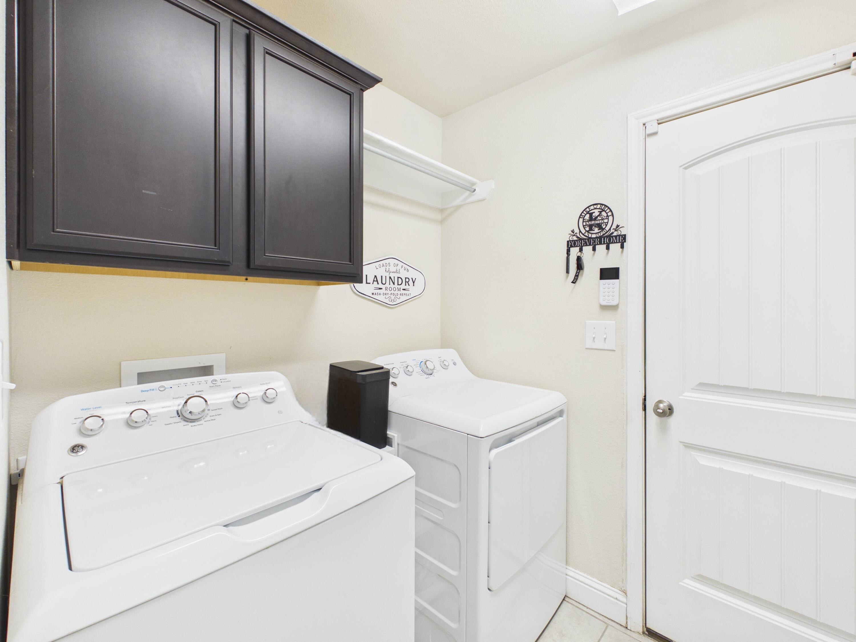 7101 94th Street Lubbock, TX 79424 - Photo 17 of 33 a utility room with dryer and washer