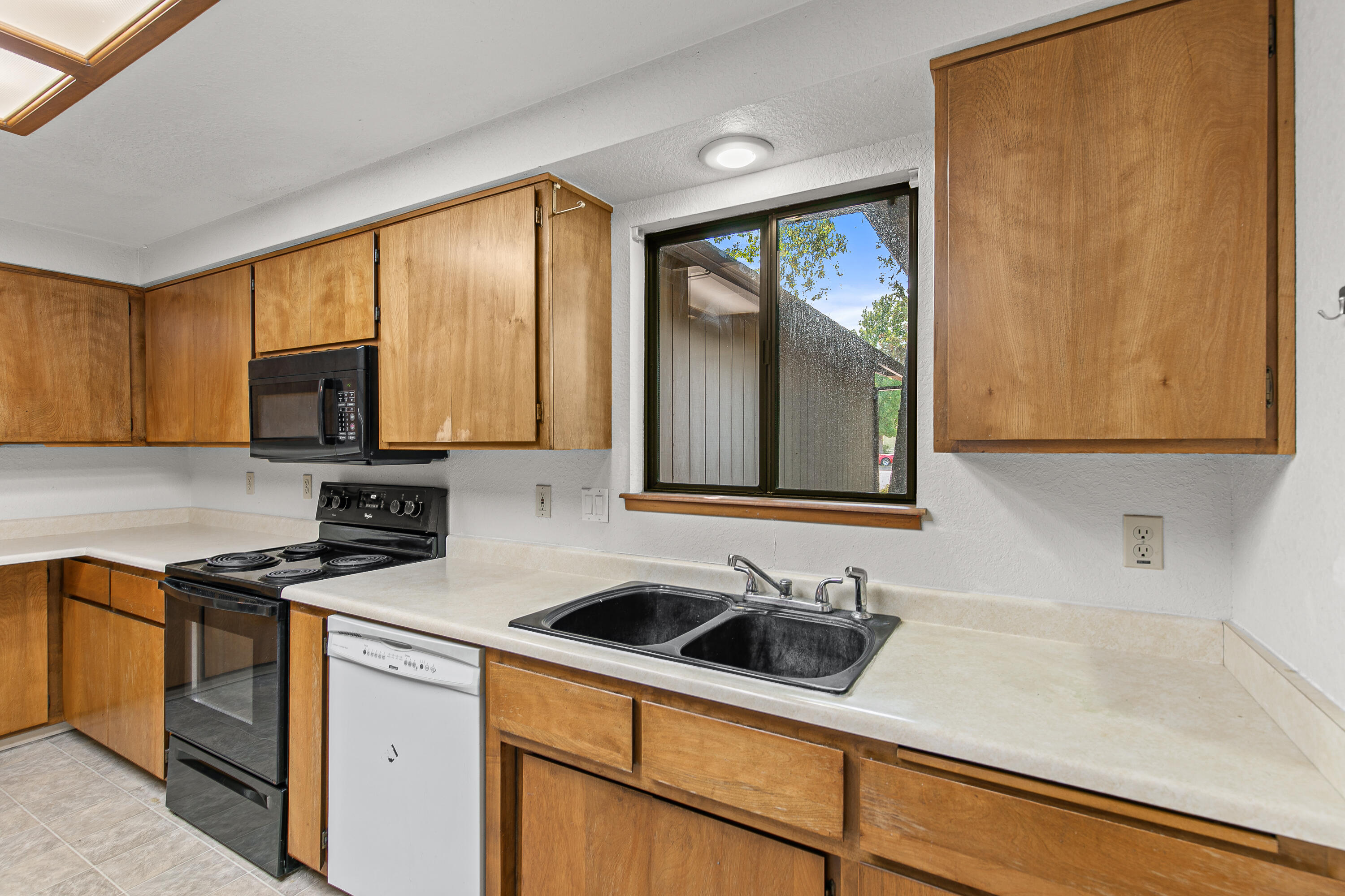 2931 Aldersgate Road Medford, OR 97504 - Photo 5 of 39 4 - Kitchen