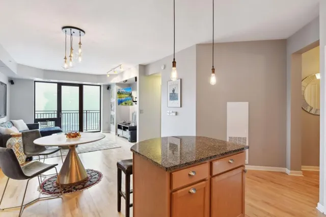 $1,995 | 500 East Grant Street, Unit 1503, Minneapolis, MN 55404