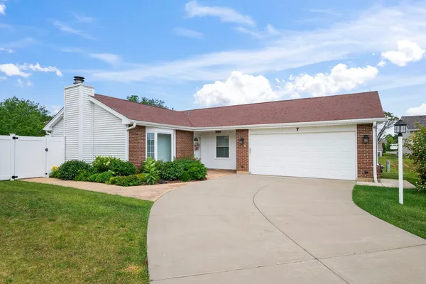 $340,000 | 7 Greystone Court, Streamwood, IL 60107