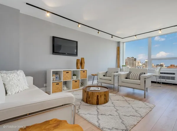 $3,350 | 1355 North Sandburg Terrace, Unit 2404, Chicago, IL 60610