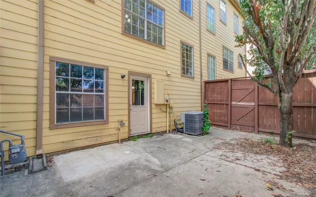 a view of a house with backyard