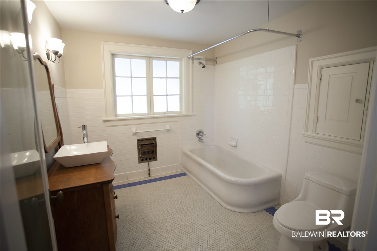 1658 Government Street Mobile, AL 36604 - Photo 6 of 36 Master bathroom