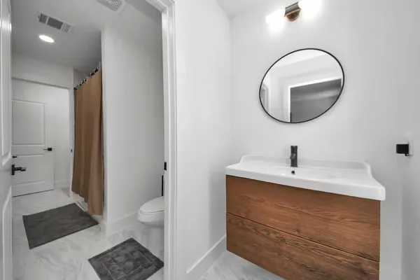 a en suite bathroom with a toilet and a mirror