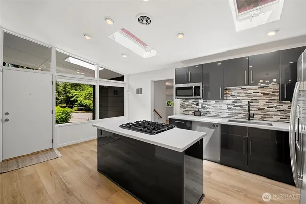 $4,000 | 18833 Northeast 165th Street, Woodinville, WA 98072