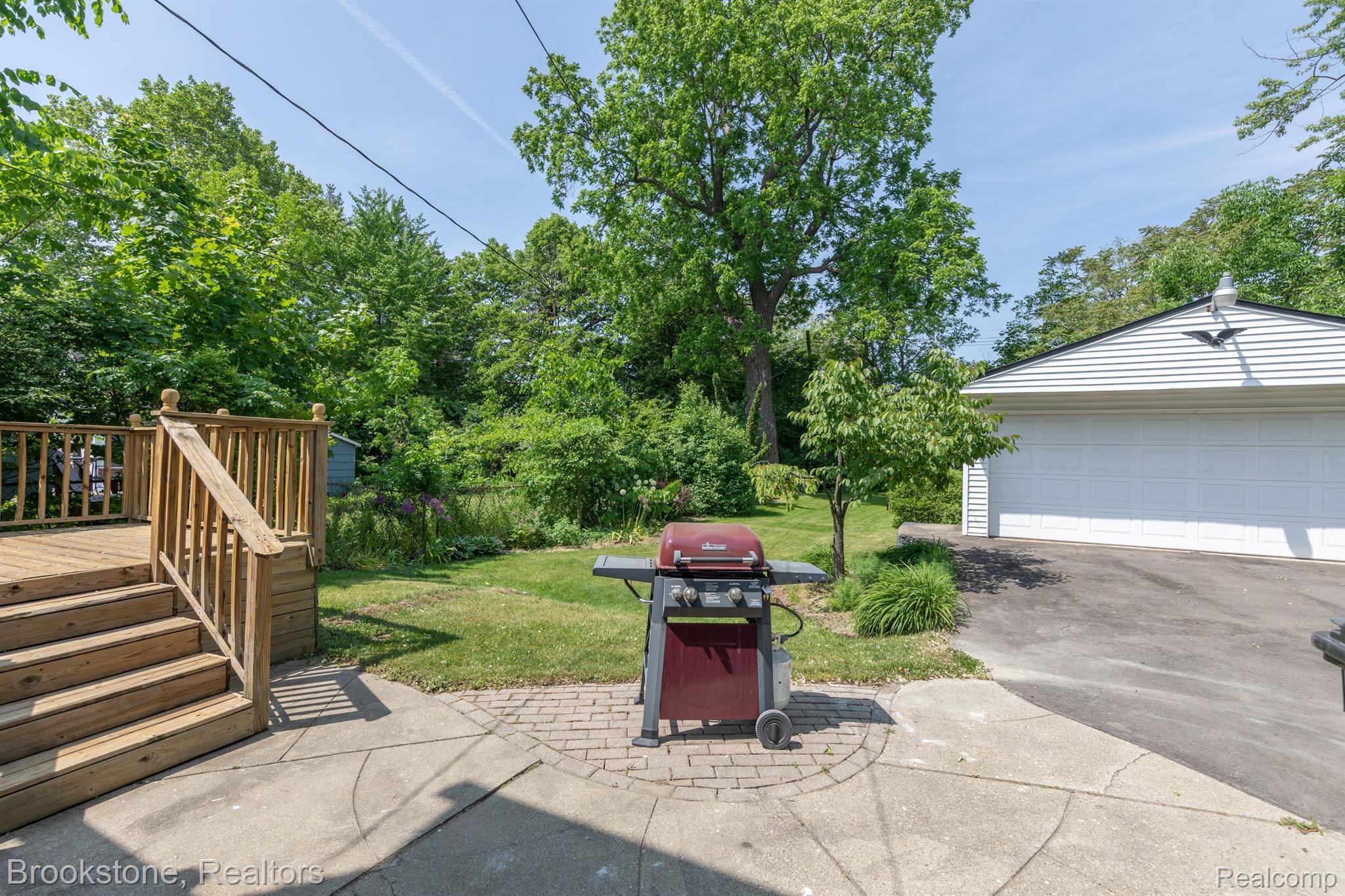 26 Chippewa Road Pontiac, MI 48341 - Photo 10 of 30 Lovely patio