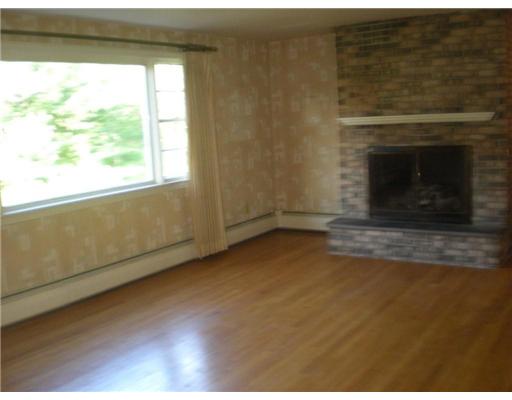 181 Old River Road Lincoln, RI 02865 - Photo 6 of 11 Living Room.
