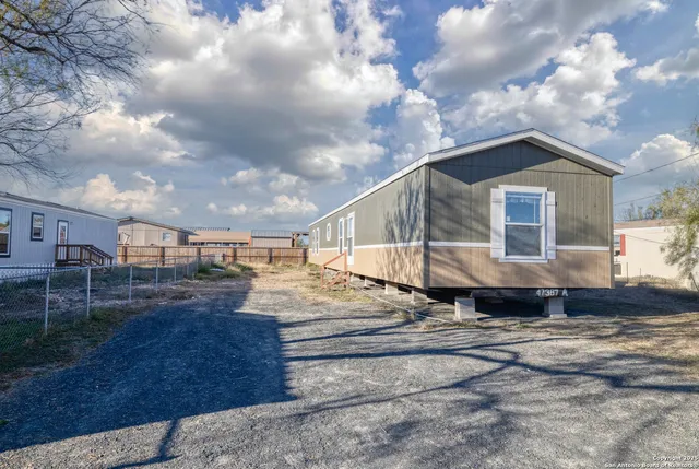 $185,000 | 138 Senisa Drive, Uvalde, TX 78801