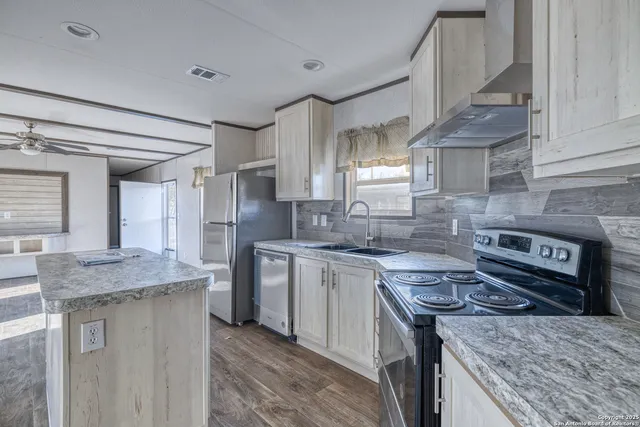 $185,000 | 138 Senisa Drive, Uvalde, TX 78801