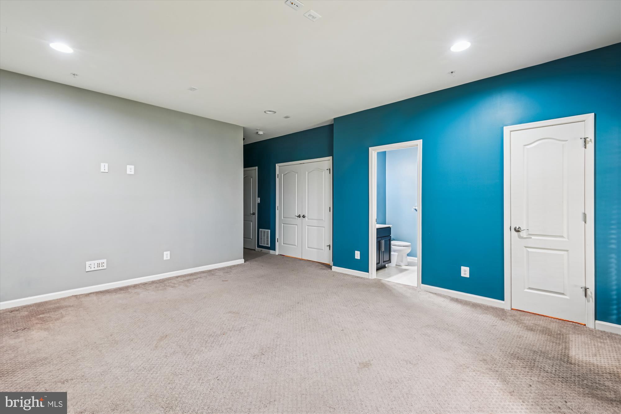 7749 Dagny Way Elkridge, MD 21075 - Photo 28 of 33 an empty room with closet and mirrors