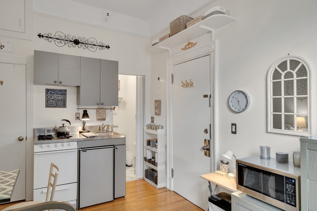 290 Commonwealth Avenue, Unit 8 Boston, MA 02115 - Photo 12 of 32 a hallway with sink a washer and dryer