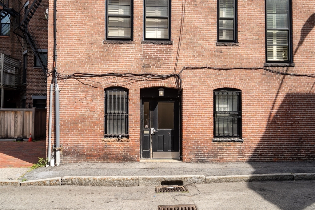290 Commonwealth Avenue, Unit 8 Boston, MA 02115 - Photo 23 of 32 front view of a brick house