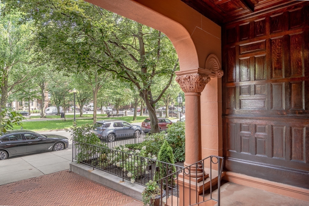 290 Commonwealth Avenue, Unit 8 Boston, MA 02115 - Photo 24 of 32 a front view of a house with garden