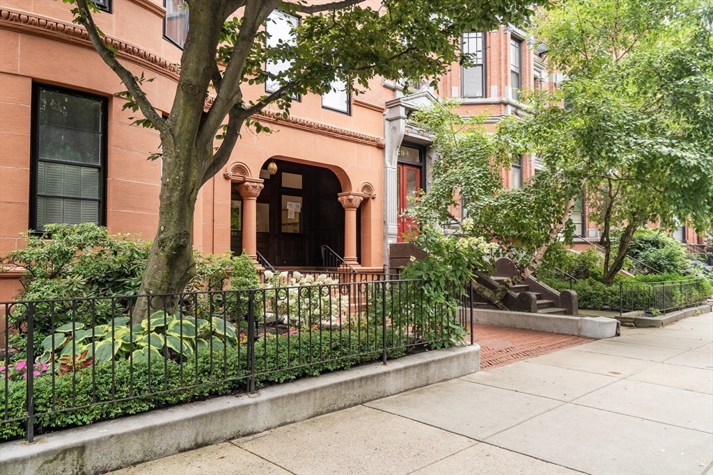 290 Commonwealth Avenue, Unit 8 Boston, MA 02115 - Photo 27 of 32 a front view of a house with a garden