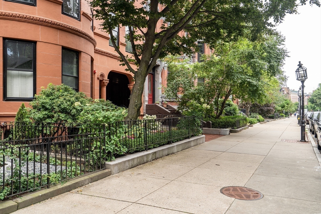 290 Commonwealth Avenue, Unit 8 Boston, MA 02115 - Photo 28 of 32 a front view of a house with a garden