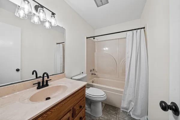 $369,900 | 132 Windsor Drive, Hopkinsville, KY 42240