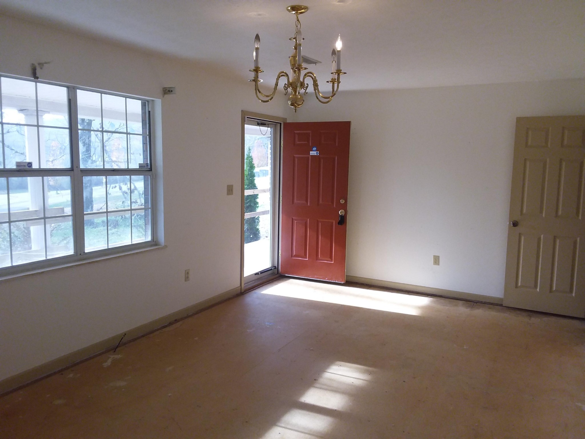 152 Lost Ridge Road Clinton, TN 37716 - Photo 3 of 22 en empty room with windows and entrance