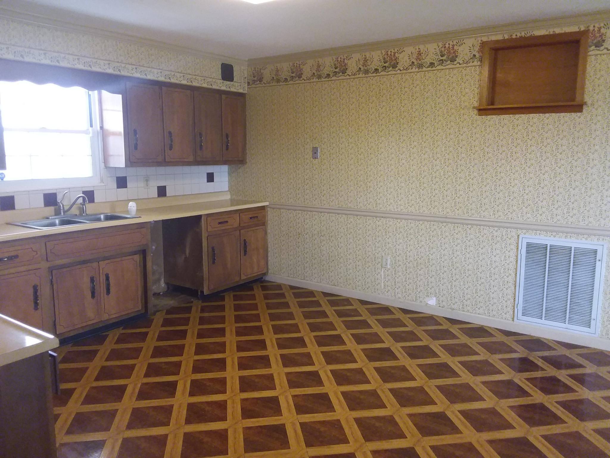 152 Lost Ridge Road Clinton, TN 37716 - Photo 4 of 22 a bathroom with a black and white checkered floor