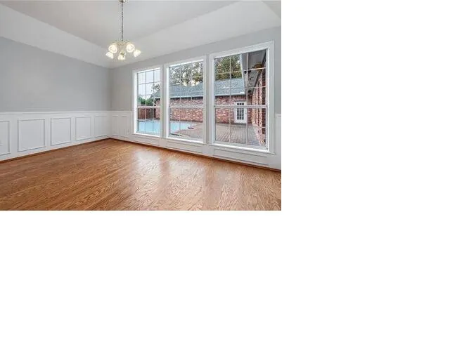 a black and white photo of a living room