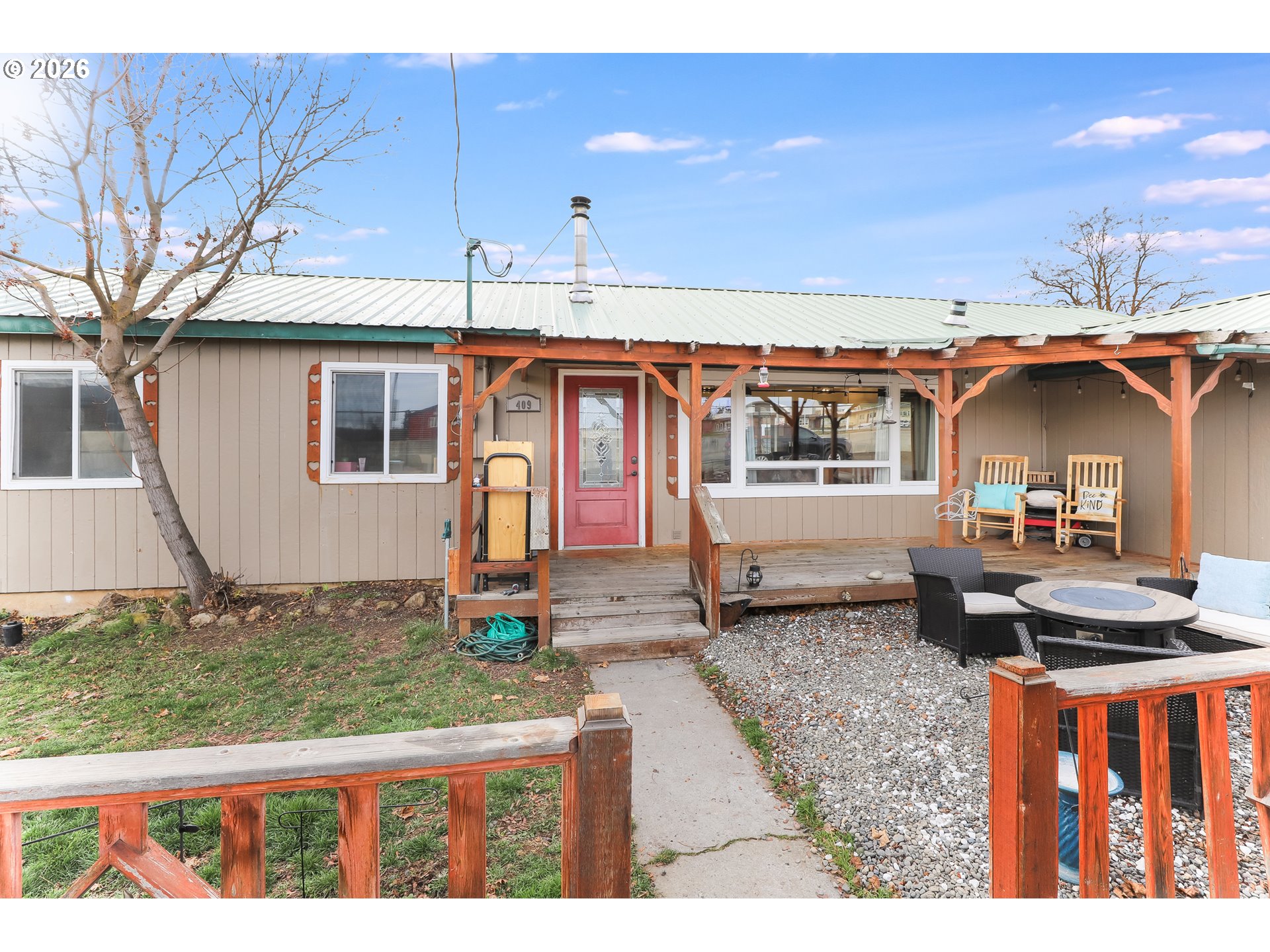 409 Northeast Court Street Dufur, OR 97021 - Photo 26 of 38 a front view of a house with garden