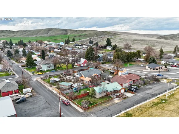 $349,900 | 409 Northeast Court Street, Dufur, OR 97021