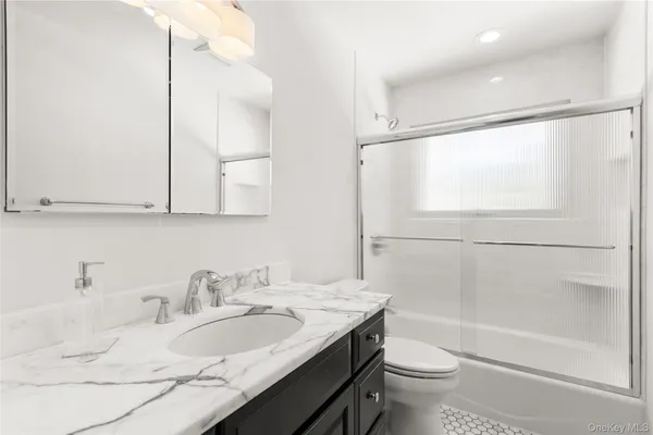 $3,500 | 17 Lanier Lane, Bay Shore, NY 11706