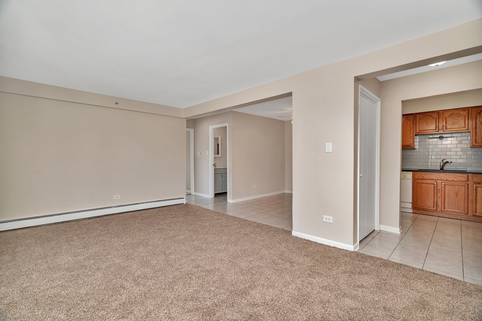 5724 West 111th Street, Unit 3A Chicago Ridge, IL 60415 - Photo 4 of 12 a view of an empty room and kitchen