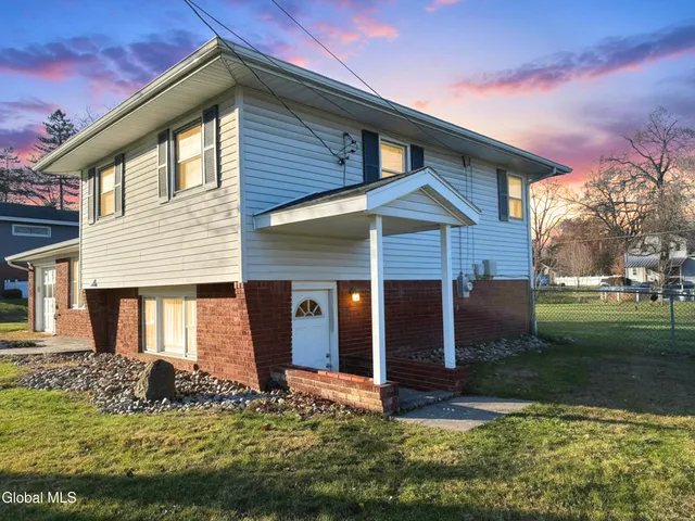 $349,900 | 32 Homestead Drive, Colonie, NY 12110