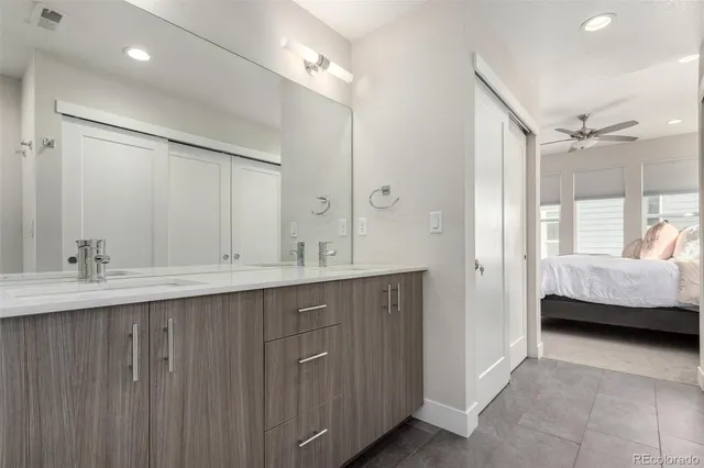 a en suite bathroom with a double vanity sink and mirror
