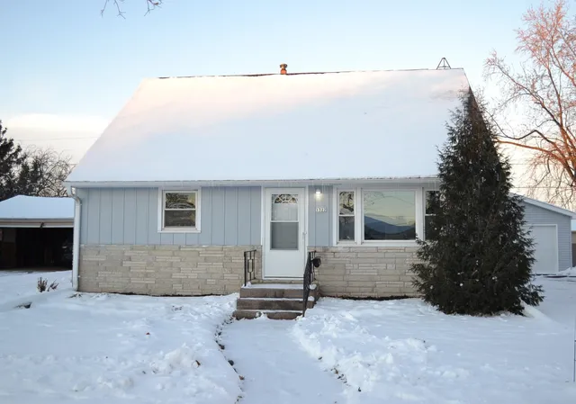$312,000 | 1322 West 5th Avenue, Oshkosh, WI 54902