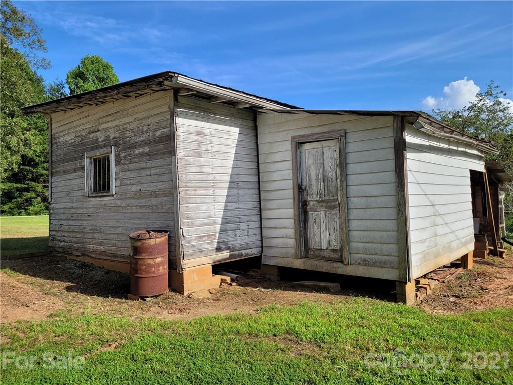 511 Flynn Road Rutherfordton, NC 28139 - Photo 27 of 32 a front view of a house with garden