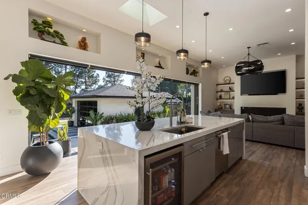 a en suite bathroom with a double vanity sink and mirror