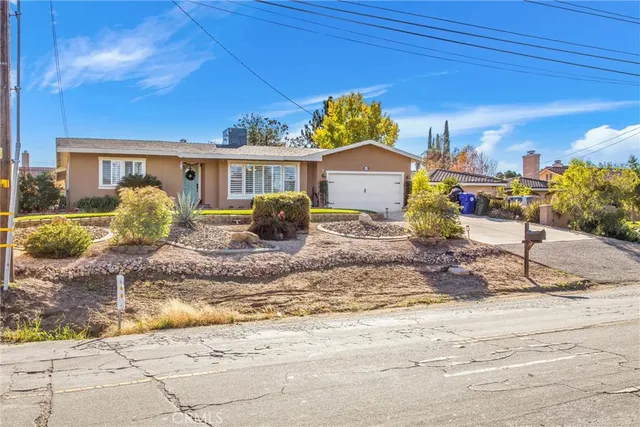 a view of a house with backyard